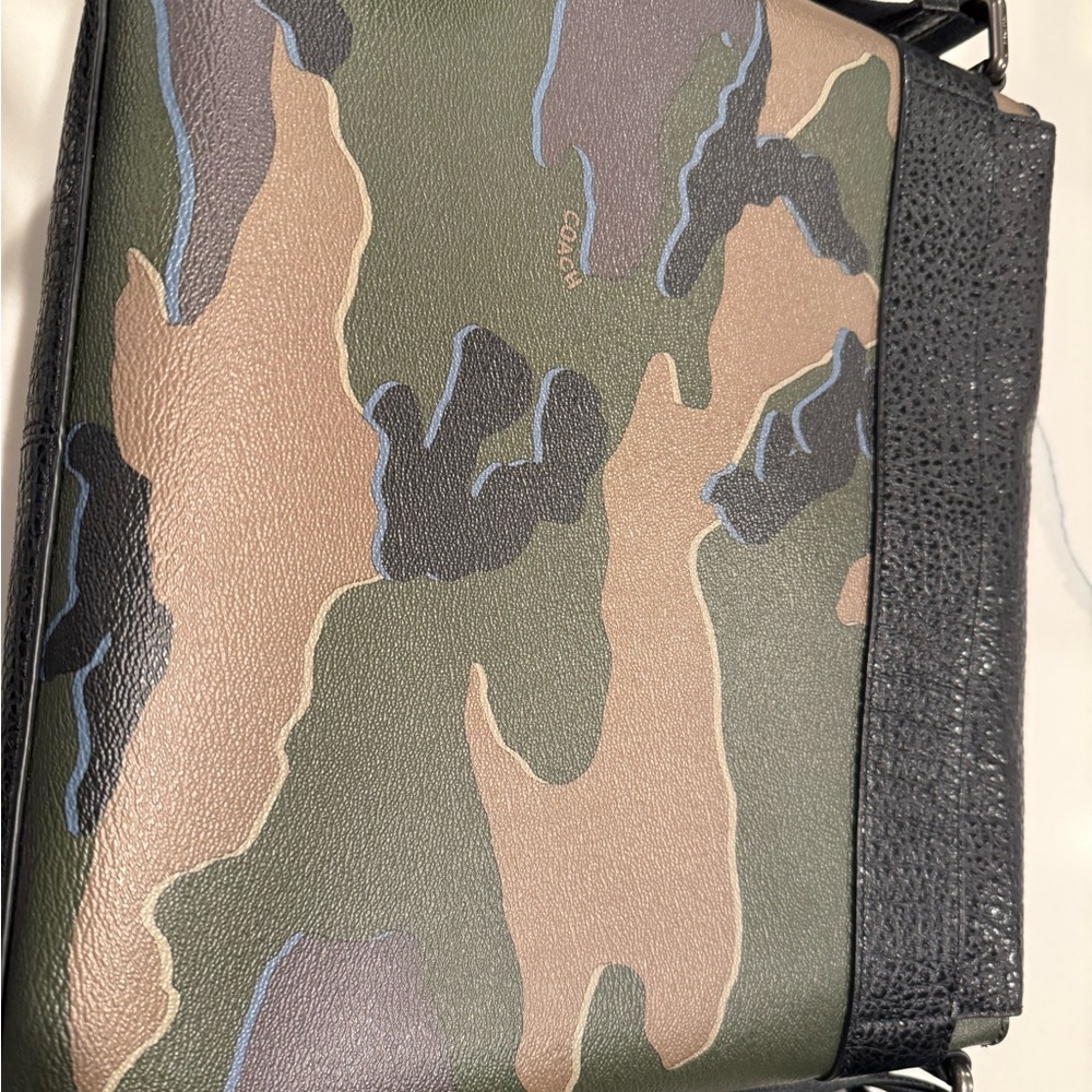 Coach Green and Black Messenger Bag with Textured Design - Picture 4 of 6